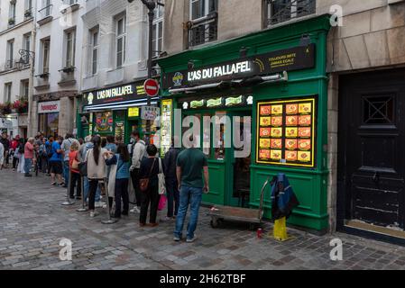 frankreich, paris, vor dem l`as du fallafel, einer bekannten Snackbar im jüdischen Viertel marais, hat sich eine lange Schlange gebildet Stockfoto